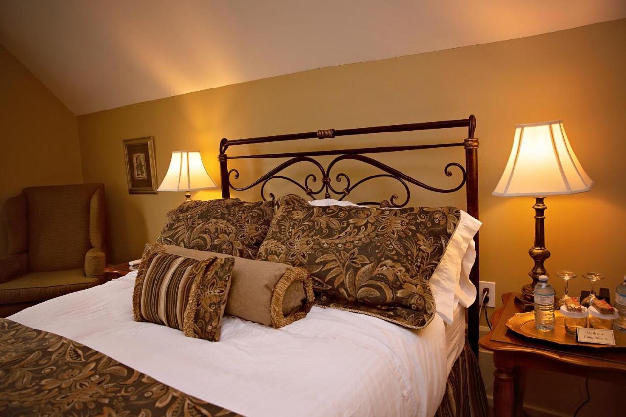 The Woodview Inn Gananoque Exterior photo