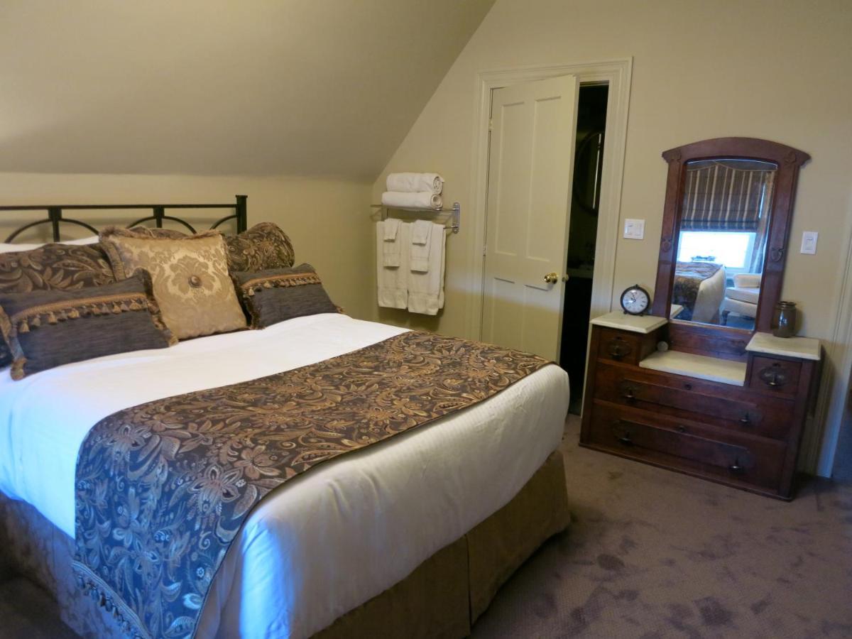 The Woodview Inn Gananoque Exterior photo