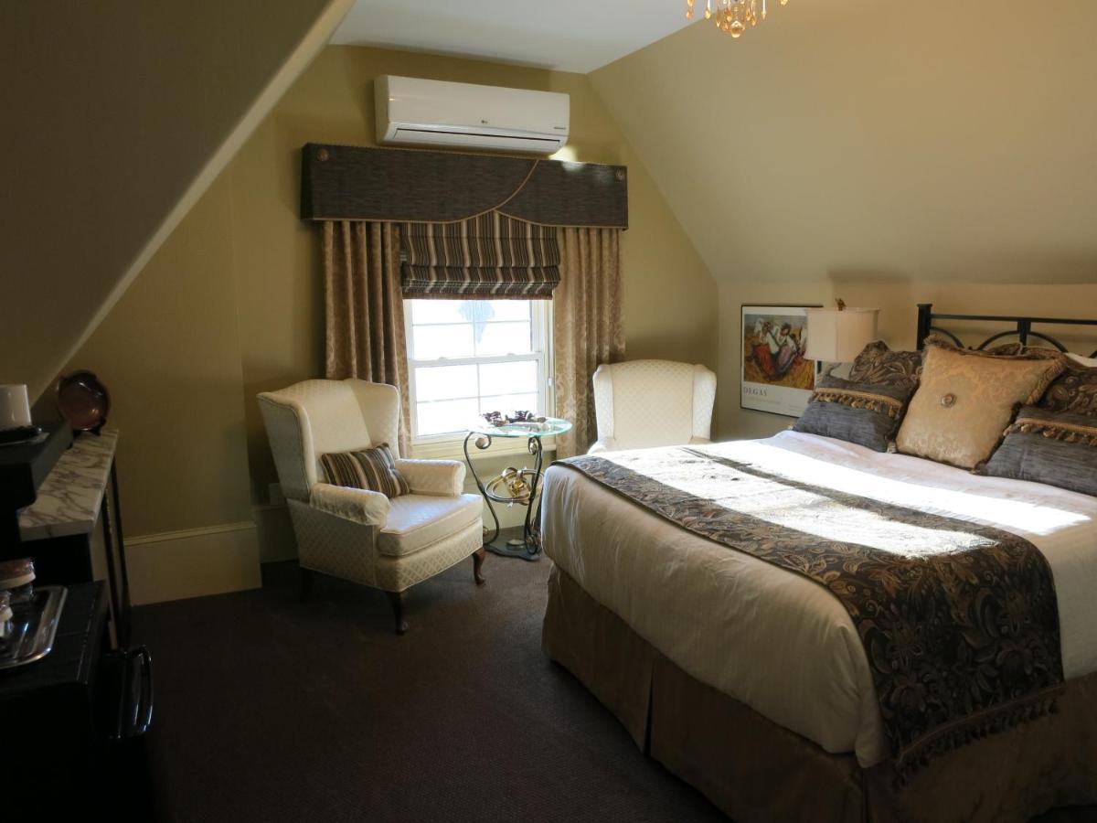 The Woodview Inn Gananoque Exterior photo