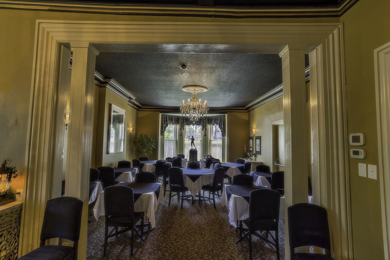 The Woodview Inn Gananoque Exterior photo
