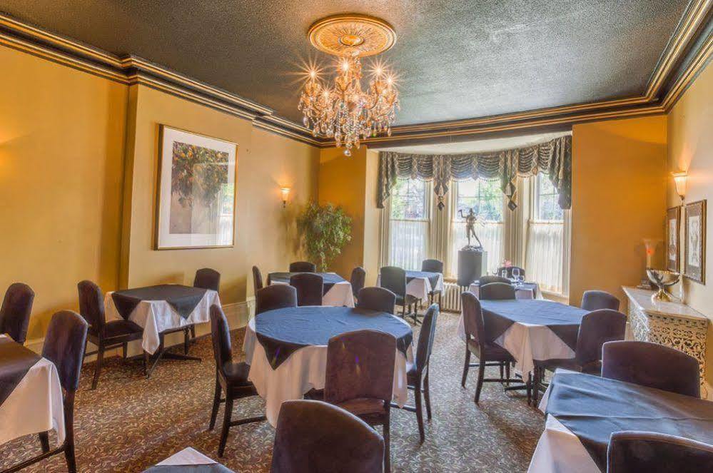 The Woodview Inn Gananoque Exterior photo